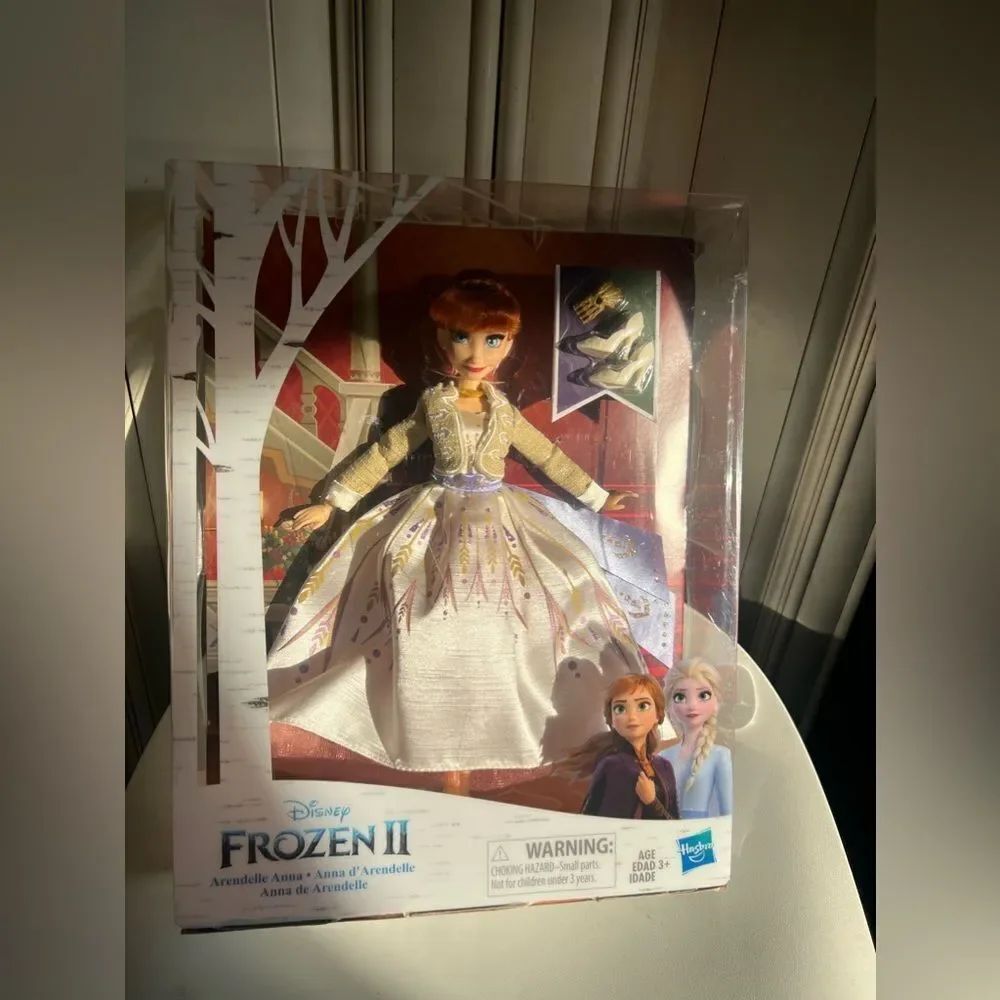 Hasbro Disney Frozen II Anna Doll 11" Damaged Box